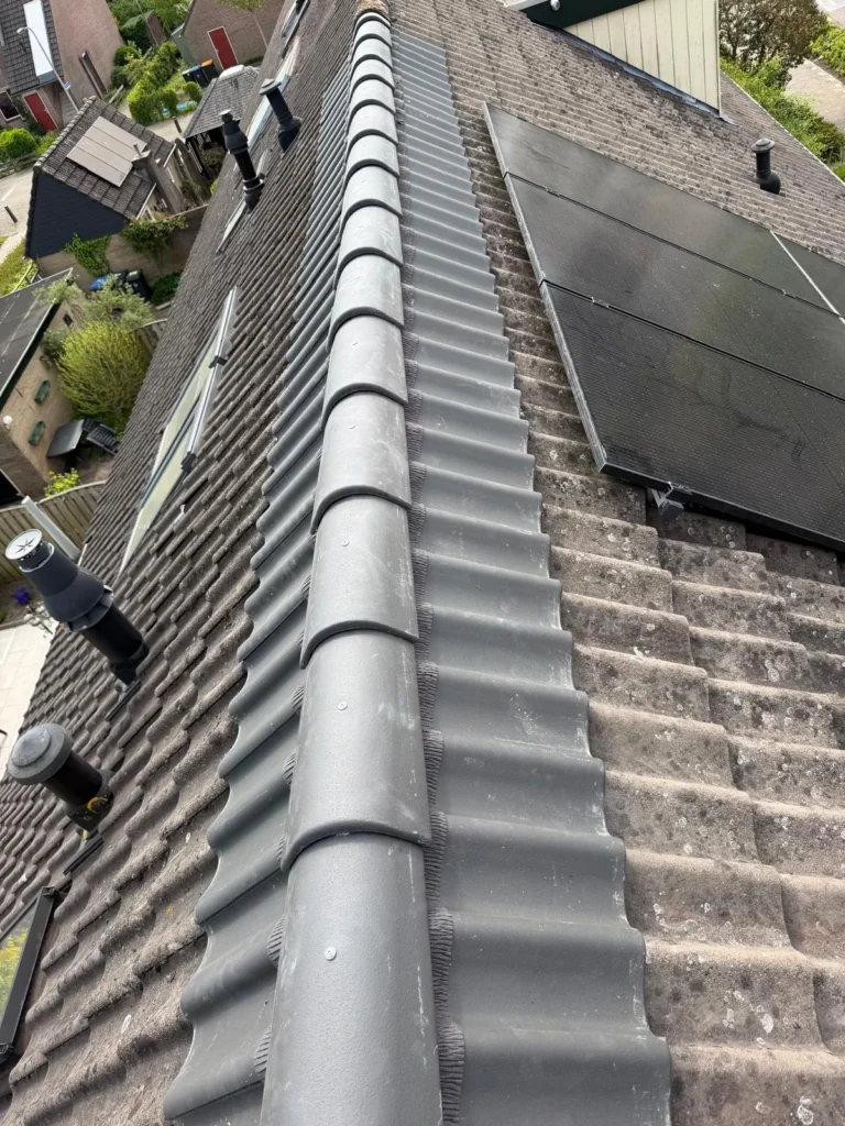 Nieuwe nokvorsten op een ondervorst naast zonnepanelen in Lunteren