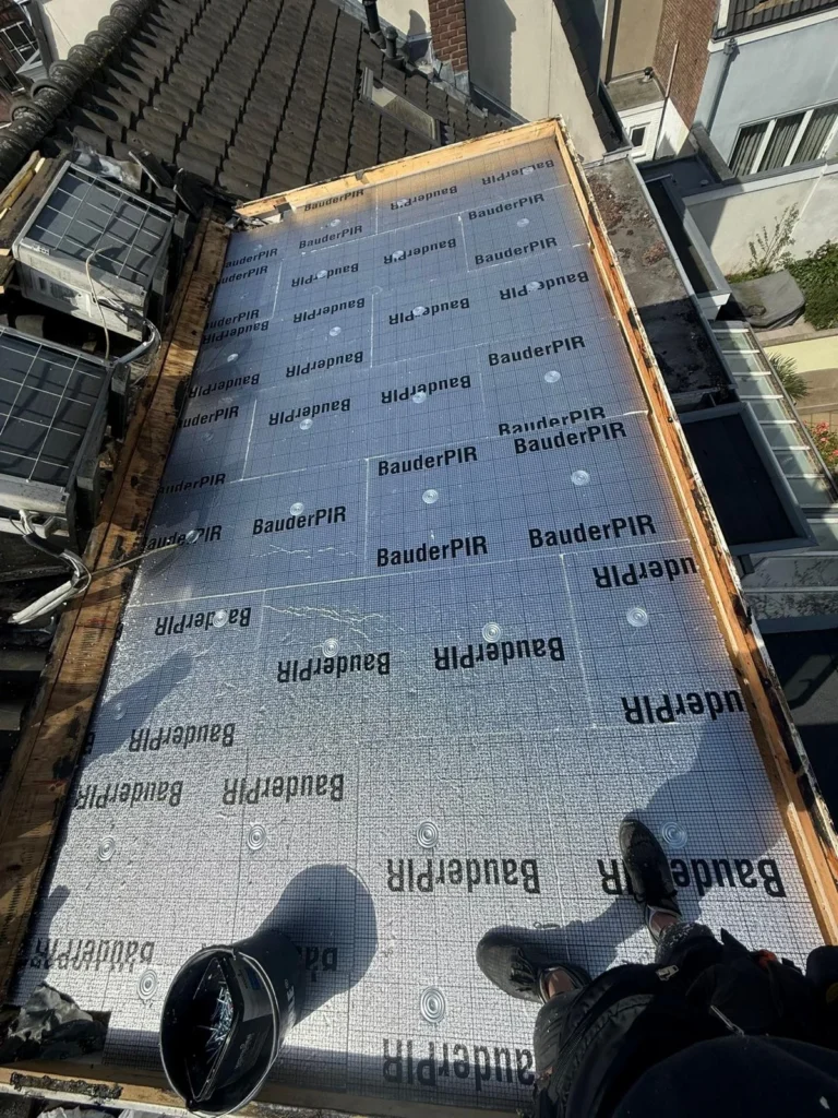 PIR-isolatieplaten met schroeven bevestigd op een plat dak in Lunteren